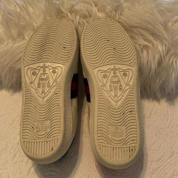 Gucci White and Red Sneakers with Signature Style - Picture 6 of 7